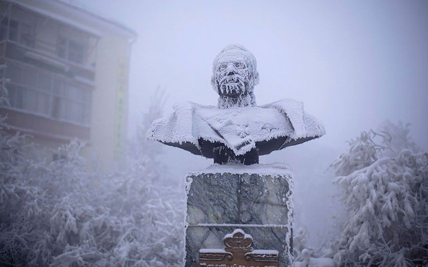 soğuktan donmuş Ivan Kraft'ın heykeli 